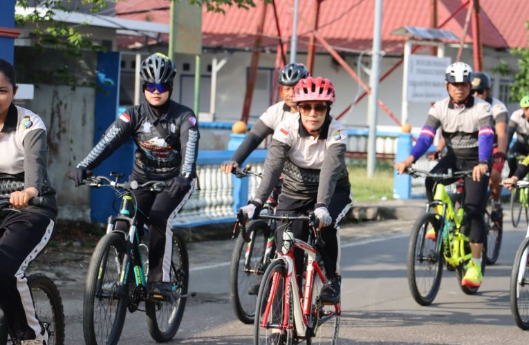 Kapolres Bintan Gowes Bareng Personel, Bagikan Sembako dan Gelar Bakti Kesehatan