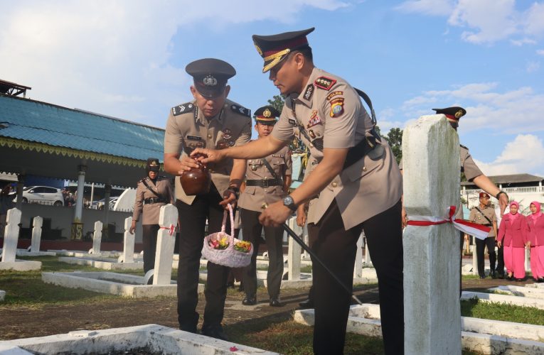 Sambut HUT Bhayangkara ke-79, Polresta Tanjungpinang Gelar Upacara Tabur Bunga di Makam Pahlawan dan Laut
