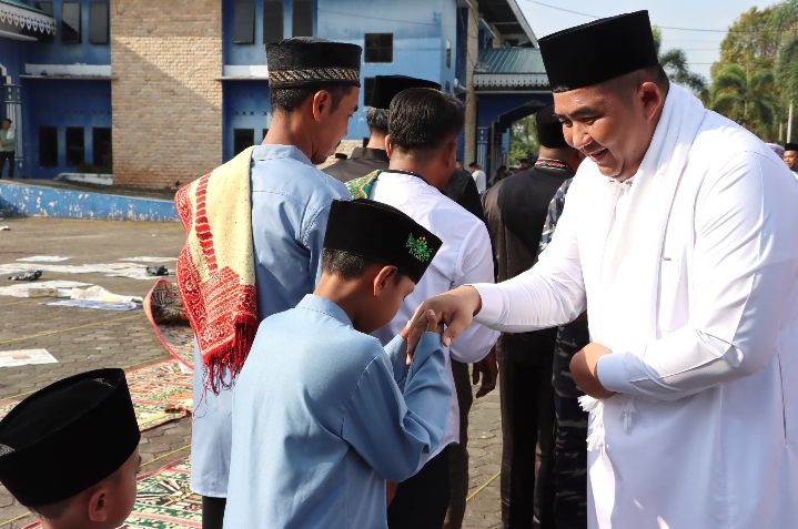 Bupati Roby Jadi Khatib Idul Adha 1446 H di Pulau Pangkil, Serahkan Hewan Kurban untuk Warga