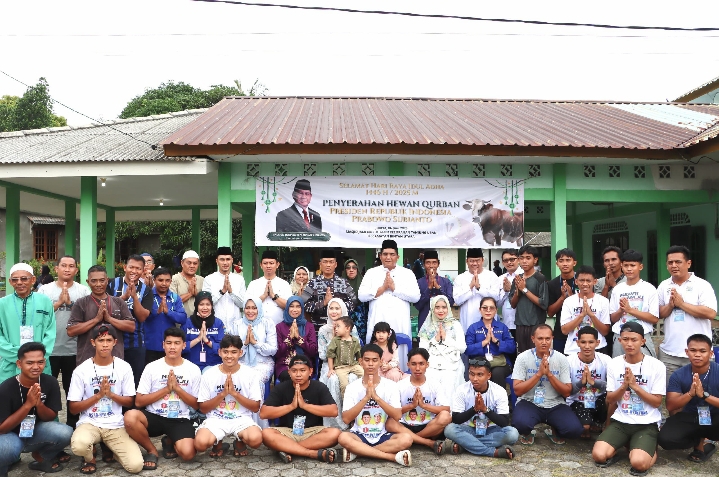 Bupati Bintan Serahkan Sapi Kurban Presiden RI di Kampung Sekera Tanjung Uban