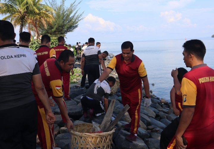 Sambut HUT Bhayangkara ke-79, Polresta Tanjungpinang Gelar Bakti Sosial dan Goro di Tugu Sirih