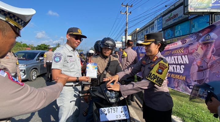 Jumat Berkah, Polres Bintan Bagikan Makanan dan Sosialisasi Tertib Lalu Lintas kepada Pengendara