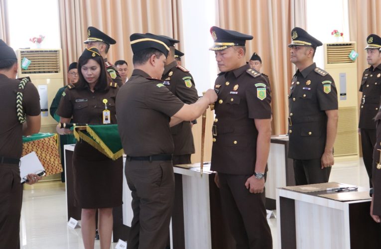 Kajati Kepri Lantik Sejumlah Pejabat Baru: Tegaskan Profesionalisme, Dedikasi, dan Integritas