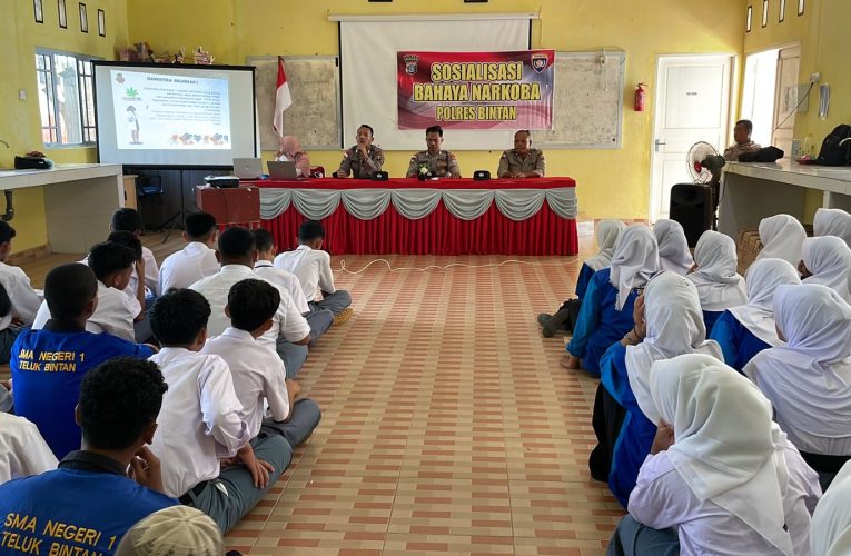 Wujudkan Generasi Bebas Narkoba, Satbinmas Polres Bintan Sosialisasi Bahaya Narkoba di SMAN 1 Teluk Bintan