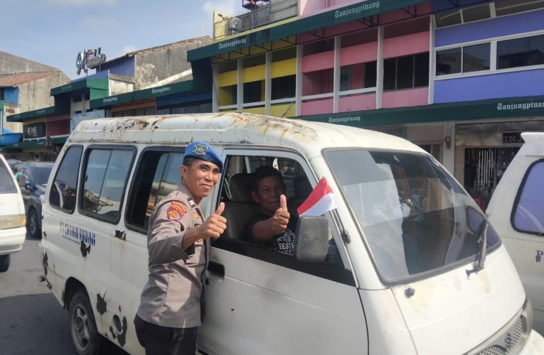 Sambut HUT ke-80 RI, Polsek Tanjungpinang Kota Bagikan 200 Bendera Merah Putih ke Warga