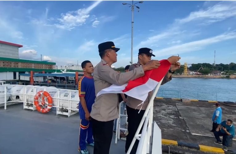 Sambut HUT RI ke-80, Polsek Pelabuhan Sri Bintan Pura Bagikan Bendera Merah Putih di Tiga Pelabuhan