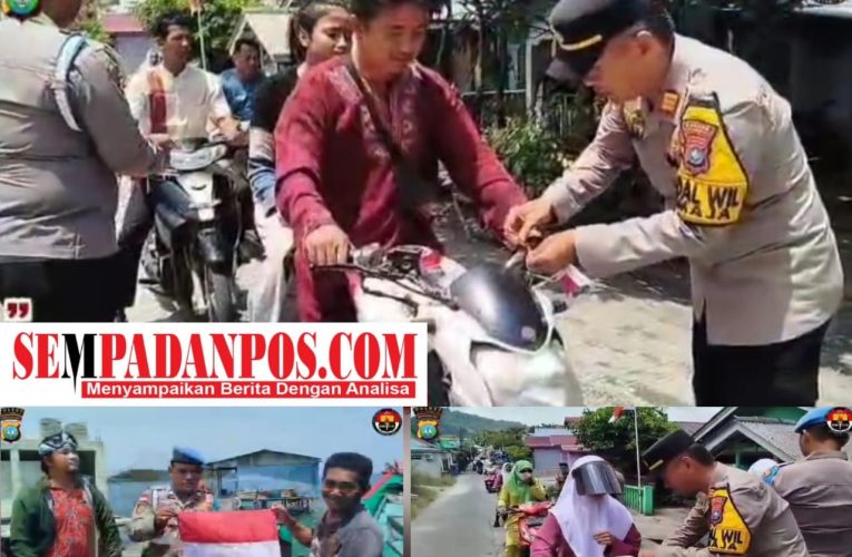 Jelang HUT ke-80 RI Jajaran Polsek Jemaja Bagikan Bendera Merah Putih ke Pengguna Jalan