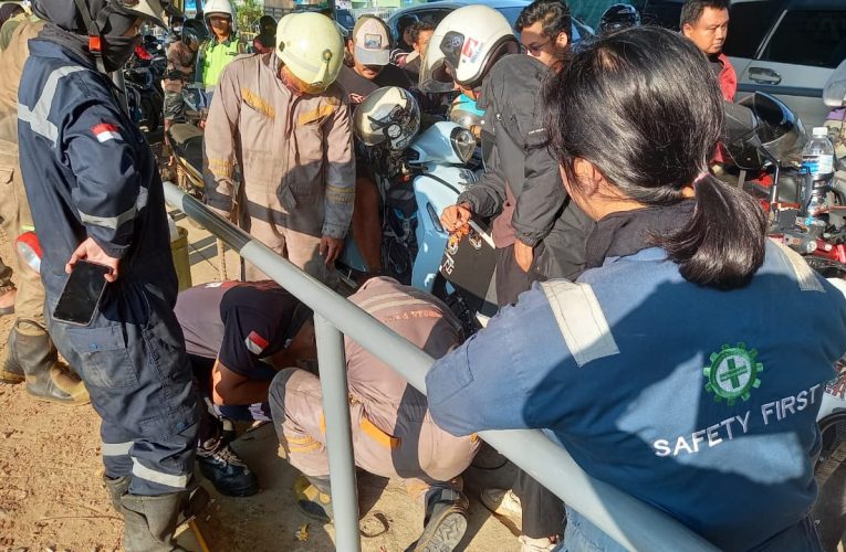 Damkar Bintan Selamatkan Kunci Motor Warga yang Jatuh ke Parit di Pelabuhan Roro Tanjung Uban