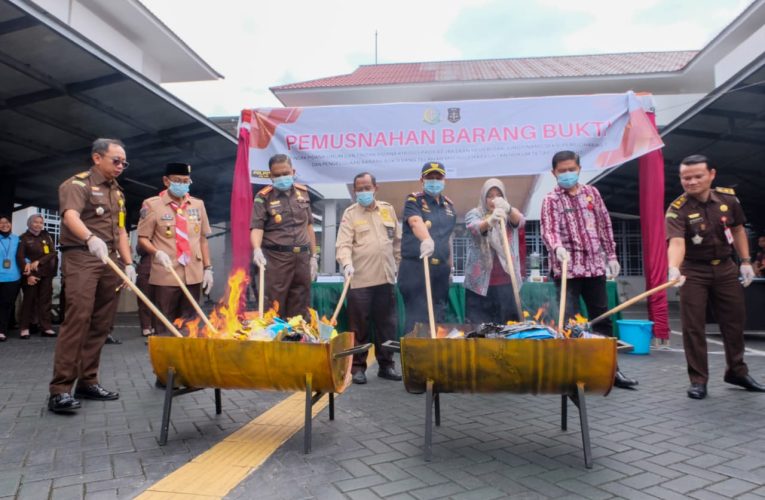 Kejari Tanjungpinang Musnahkan Barang Bukti 28 Perkara, Termasuk 127 Gram Sabu dan 95 Butir Ekstasi