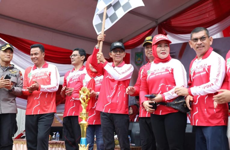 Ribuan Warga Padati Jalan Engku Putri, 310 Regu Ramaikan Lomba Gerak Jalan Batam 2025