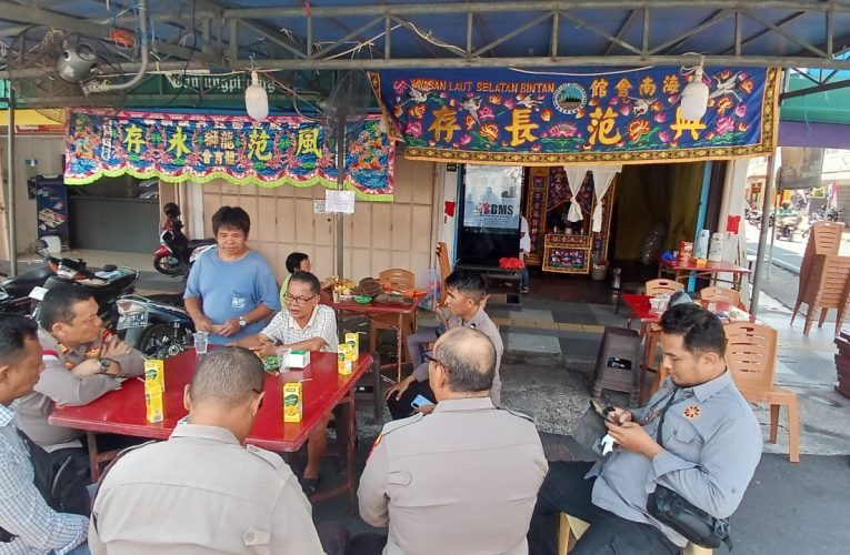 Kapolsek Tanjungpinang Kota dan Jajaran Melayat ke Rumah Duka Almarhum Kenidi
