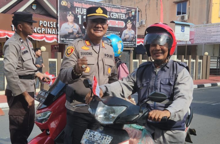 Sambut HUT RI ke-80, Polsek Tanjungpinang Timur Bagikan Bendera Merah Putih ke Pengendara