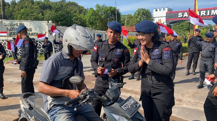 Sambut HUT ke-80 RI, Satbrimob Polda Kepri Bagikan 1.000 Bendera Merah Putih kepada Pengendara