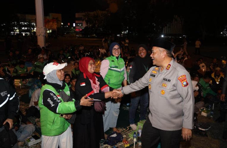 Doa dan Nyala Lilin di Batam, Warga dan Kapolda Kepri Kenang Dua Driver Ojol yang Gugur