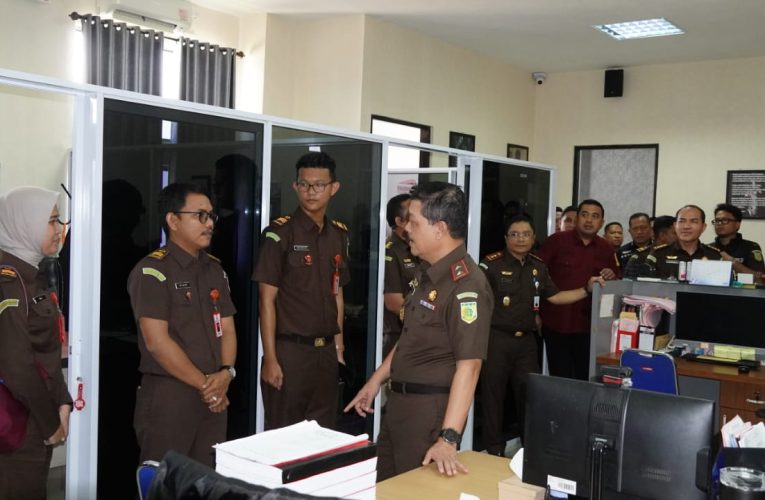 Kajati Kepri Kunjungi Kejari Bintan: Evaluasi Kinerja, Bakti Sosial, dan Kuliah Umum di STAIN Sultan Abdurrahman