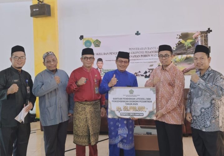 Kanwil Kemenag Kepri Serahkan Bantuan Life Skill dan Tanam Pohon di Ponpes Idris Bintan