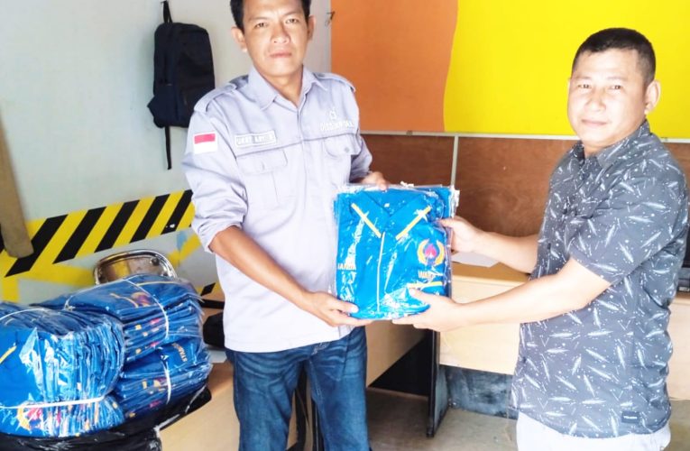 Disdikpora Anambas Serahkan 50 Baju Kerja kepada KONI sebagai Bentuk Dukungan Pengembangan Olahraga