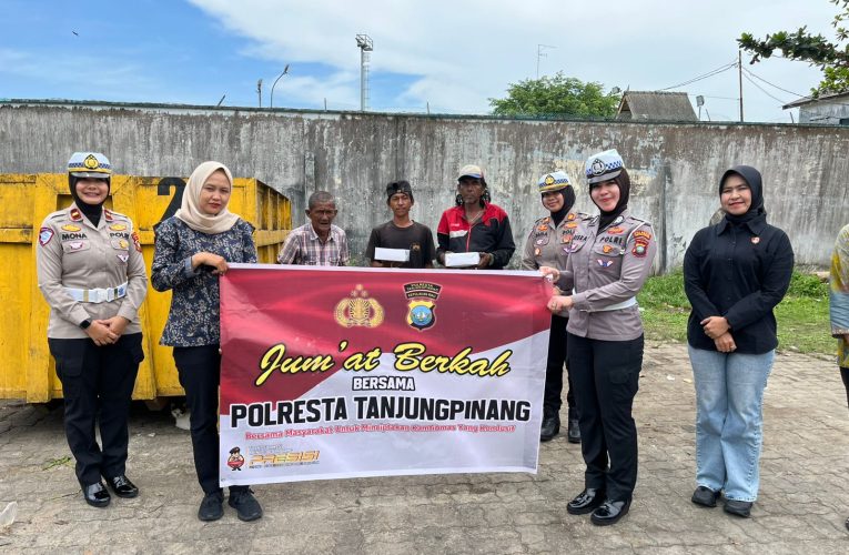 Jumat Berkah, Polwan Polresta Tanjungpinang Bagikan Nasi Kotak untuk Warga