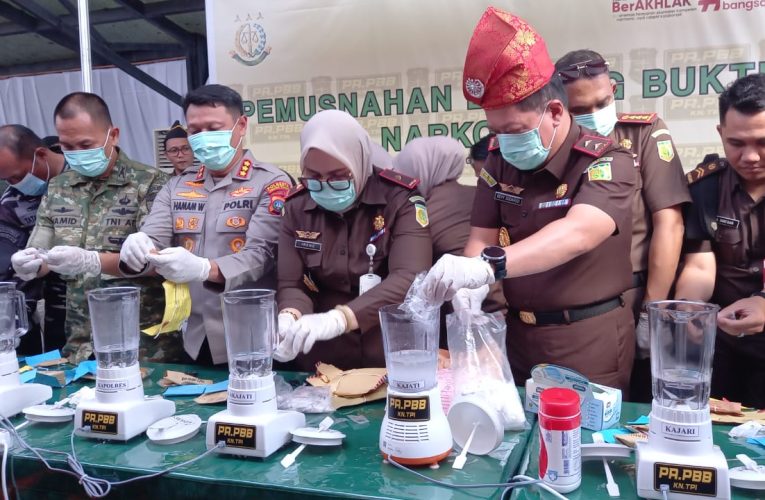 Kajati Kepri Kunjungi Kejari Tanjungpinang, Musnahkan Barang Bukti Narkotika 2 Kg Lebih