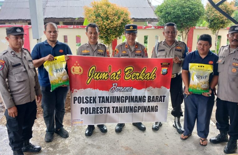 Polsek Tanjungpinang Barat Gelar “Jumat Berkah”, Bagikan Beras SPHP untuk Warga Kurang Mampu