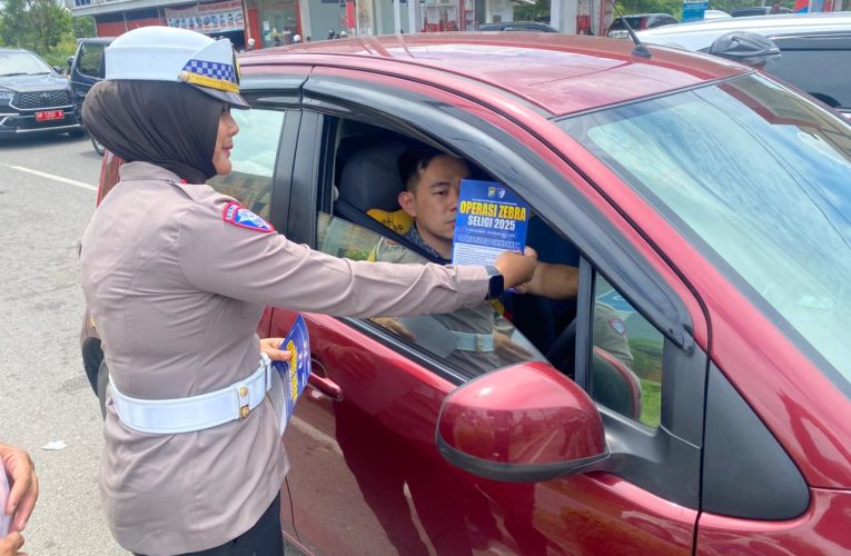 Satlantas Polresta Tanjungpinang Gencarkan Sosialisasi Ops Zebra Seligi 2025, Sebar Brosur hingga Pasang Spanduk di Sejumlah Titik Kota