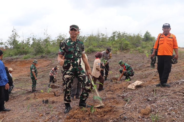 Kodim 0315/Tanjungpinang Tanam Ratusan Bibit Pohon di Dompak, Ajak Masyarakat Bersatu dengan Alam