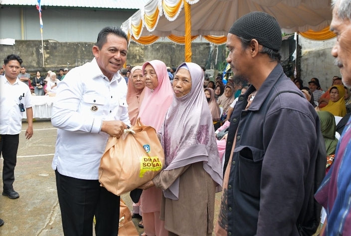 Gubernur Ansar Serahkan 2.000 Paket Sembako Tahap II untuk Warga Tanjungpinang