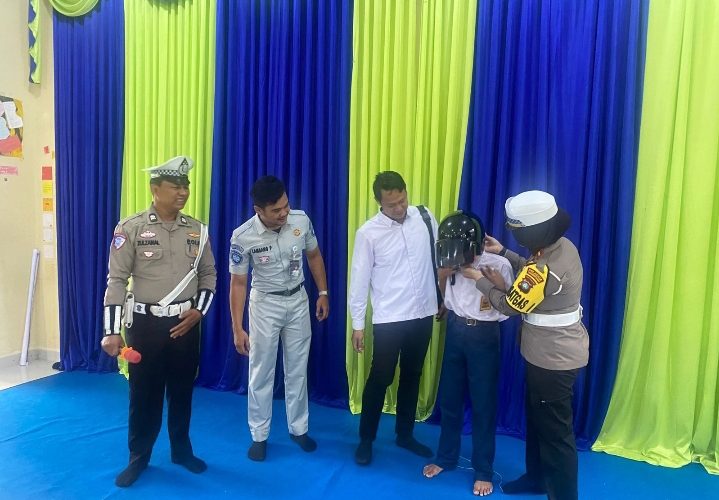 Sat Lantas Polresta Tanjungpinang Gencarkan Edukasi Keselamatan, Sosialisasi Operasi Zebra Seligi 2025 di SMPN 8