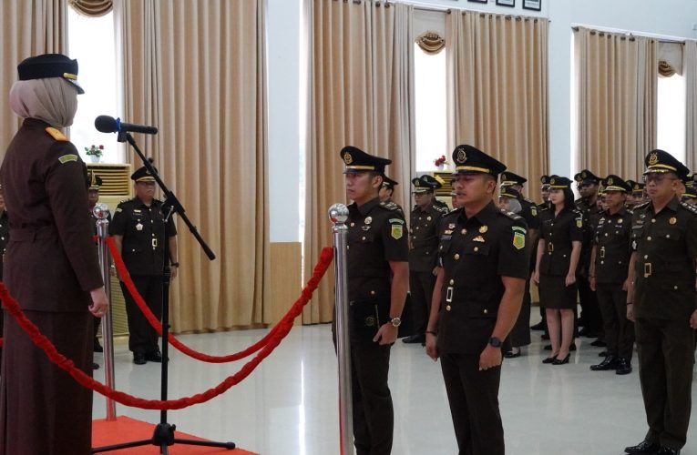 Wakajati Kepri Bertindak Selaku Inspektur Upacara Hari Bela Negara ke-77 Tahun 2025 di Kejati Kepri