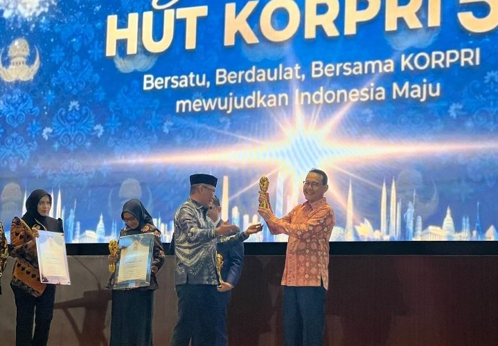 Perintis BPJS Kesehatan, Fachmi Idris, Raih Life Achievement KORPRI Award
