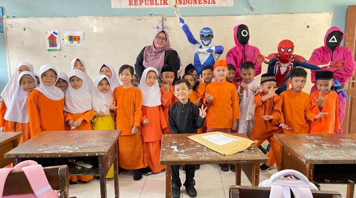 Karyawan Berkostum Superhero Meriahkan Pembagian Makan Bergizi Gratis di Tanjungpinang