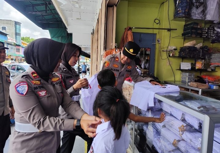 Kapolresta Tanjungpinang Berikan Bantuan Perlengkapan Sekolah untuk Anak Korban Kebakaran