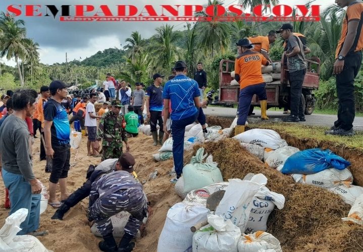 Koramil 04/Letung Bantu Perbaikan Jalan Terdampak Abrasi di Dusun Pasir Panjang, Desa Landak