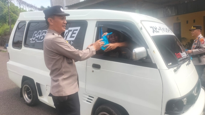 Polsek Tanjungpinang Barat Gelar Jumat Berkah, Bagikan Makanan kepada Masyarakat