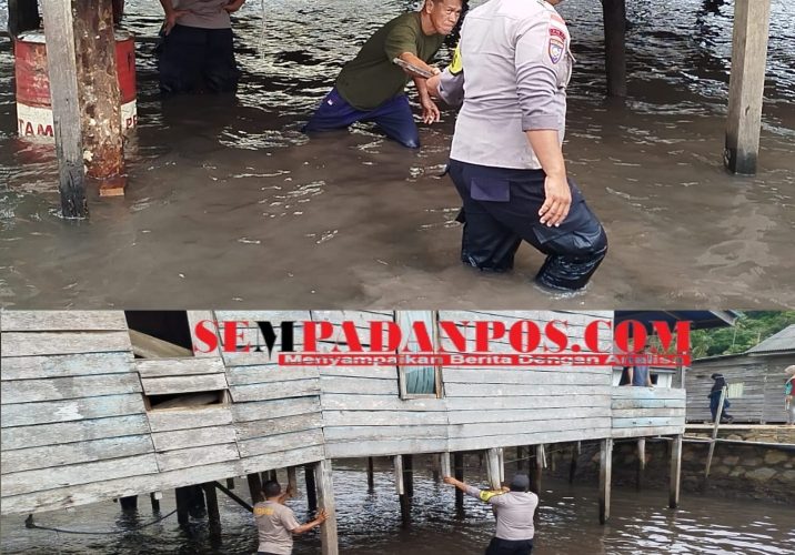 Bhabinkamtibmas Jemaja Gotong Royong Perbaiki Rumah Warga Lansia di Pulau Jemaja