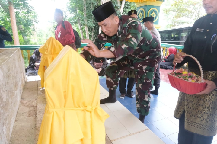 Hari Jadi ke-242 Kota Tanjungpinang, Dandim 0315/Tanjungpinang Hadiri Ziarah Makam Tokoh Melayu