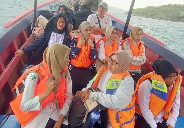 Terjang Gelombang Tinggi, Puskesmas Jemaja Barat Tetap Hadir Layani Masyarakat