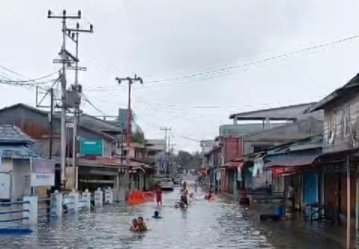 Banjir Rob Kembali Terjang Tanjung Uban, Toko dan Rumah Warga Terendam