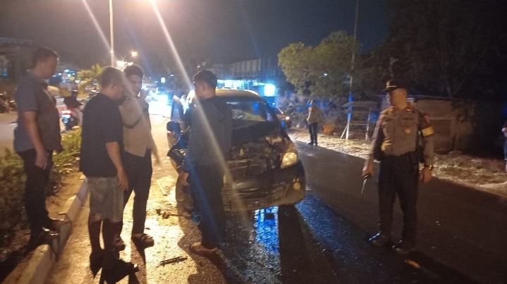 Avanza Tabrak Truk Tangki Air di Tanjungpinang, Dua Orang Alami Luka Ringan