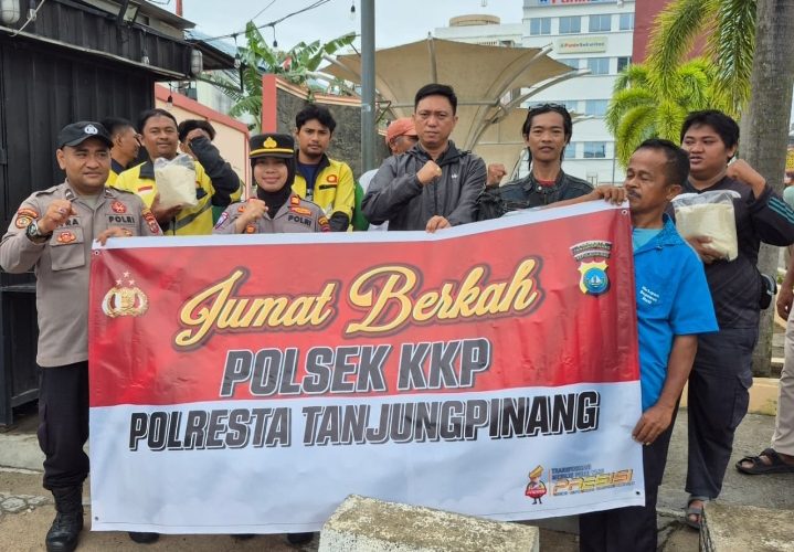 Polsek KKP Sri Bintan Pura Tanjungpinang Gelar Jumat Berkah, AKP Raisa Prilia Savitri Pimpin Penyaluran Bansos