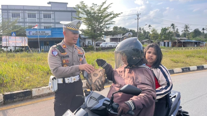 Senyum Ramadan, Satlantas Polres Bintan ‘Hadang’ Pengendara dengan 150 Paket Takjil Gratis