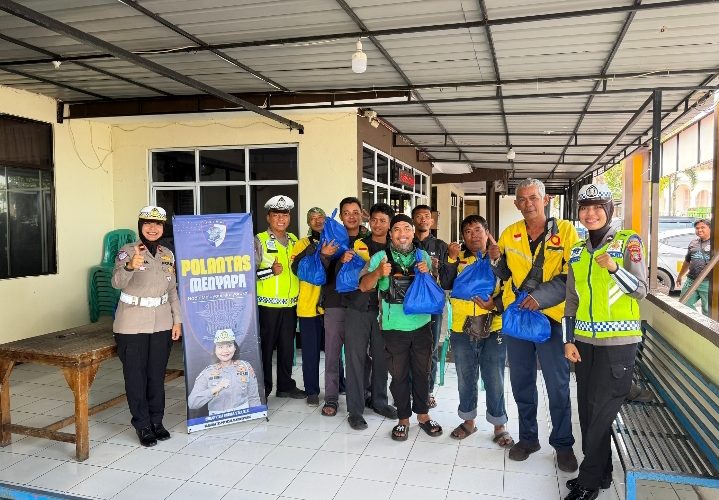 Polantas Menyapa, Satlantas Polresta Tanjungpinang Patroli Dialogis dan Serahkan Sembako ke Komunitas Ojol