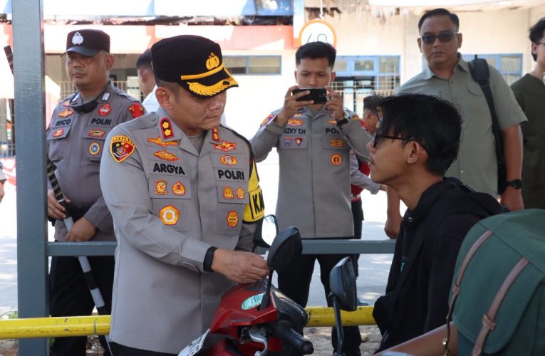 Wujudkan “Mudik Aman, Keluarga Bahagia”, Kapolres dan Bupati Bintan Tinjau Pos Pelayanan serta Bagikan 90 Tiket Gratis