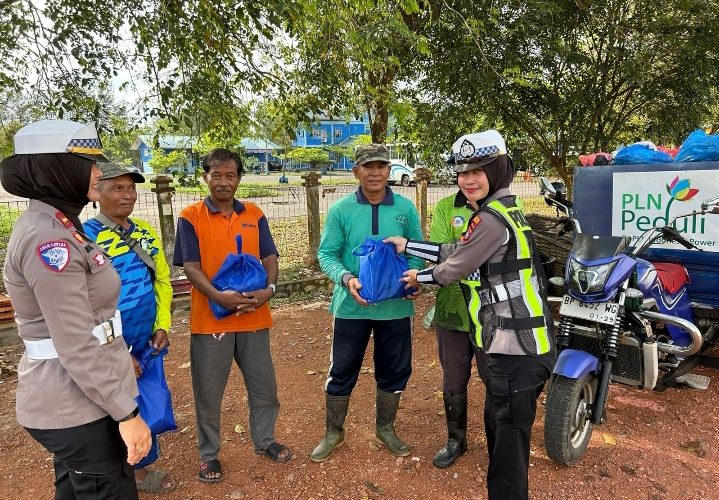 Jum’at Berkah, Satlantas Polresta Tanjungpinang Bagikan Bansos untuk Pekerja Lingkungan Hidup