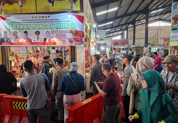 Polsek Tanjungpinang Timur Amankan dan Monitor Gerakan Pangan Murah Daging Sapi di Pasar Bintan Center