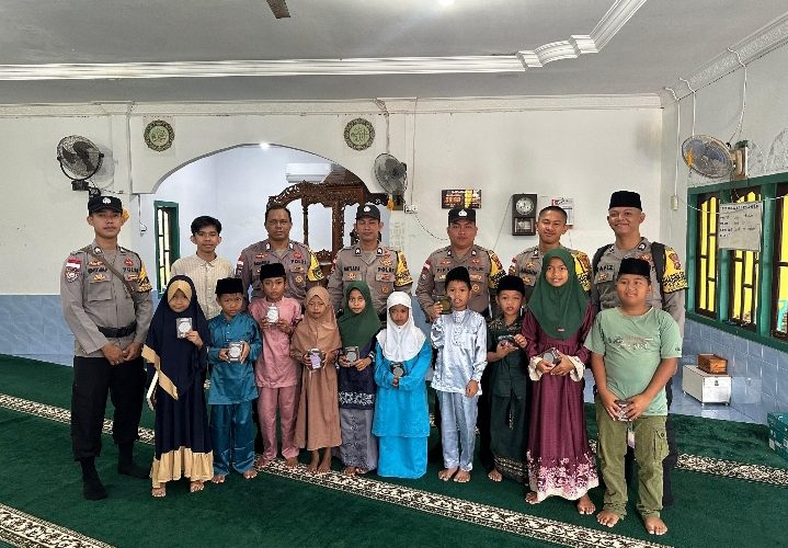 Polsek Siantan Salurkan 10 Alquran untuk Anak TPQ Pesisir Timur di Bulan Ramadan