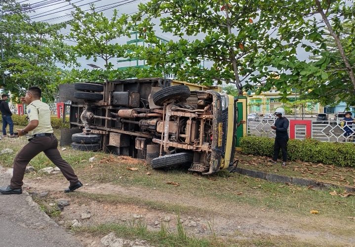 Mobil Box Terbalik di Jalan WR Supratman Tanjungpinang, Diduga Hindari Avanza Hitam