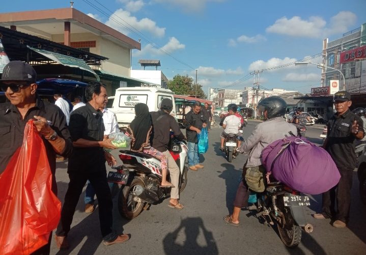 PT Aneka Jaya Kijang Bersama Organda dan Aliansi Masyarakat Bintan Utara Bagikan 300 Paket Takjil di Tanjung Uban