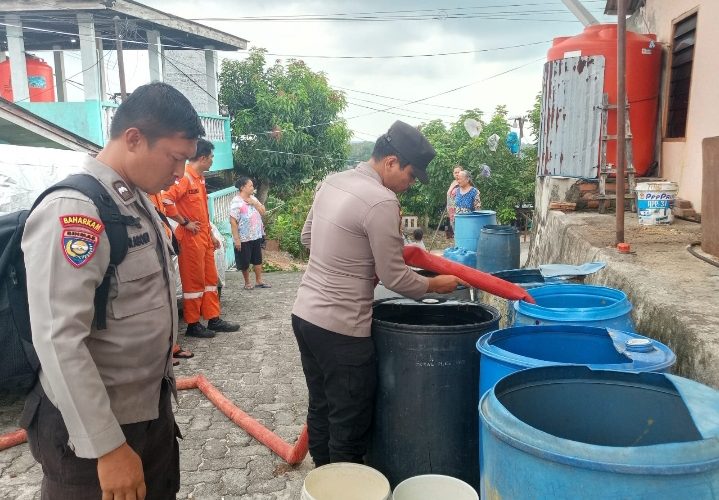 Polsek Tanjungpinang Barat dan BPBD Salurkan 10 Ton Air Bersih untuk Warga Jalan Puncak