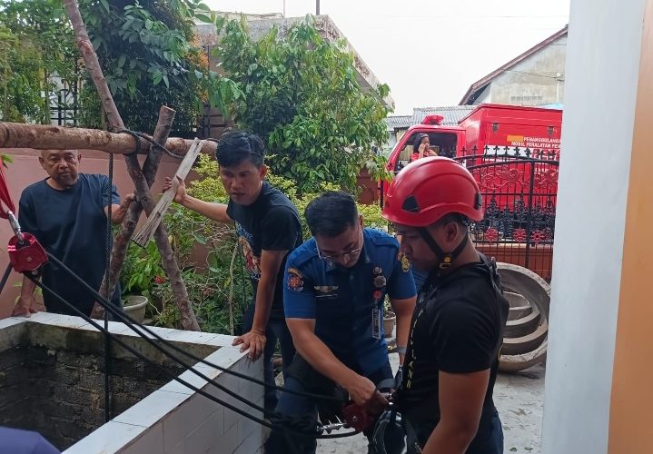Pekerja Sumur Nyaris Tewas, Damkar Tanjungpinang Evakuasi Korban dari Kedalaman 20 Meter